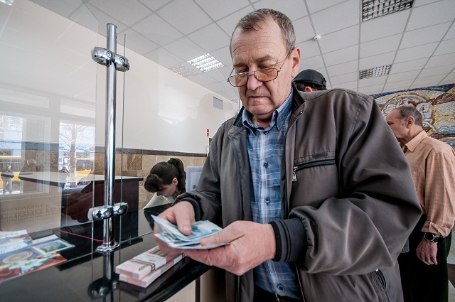 Ukrajinský dôchodca si spočitáva svoj dôchodok 