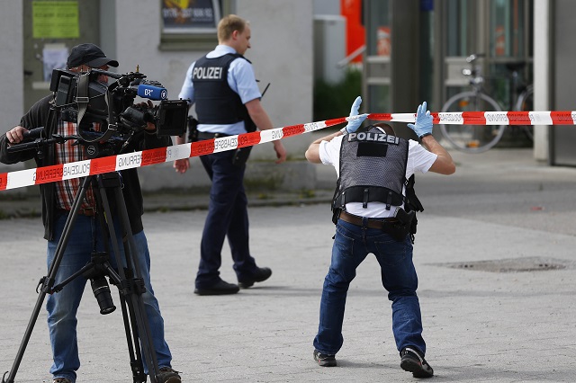 Kameraman filmuje  pred reštauráciou neďaleko železničnej stanice v Grafingu pri Mníchove 10. mája 2016, kde muž zaútočil na dvoch ľudí po útoku nožom v regionálnom vlaku