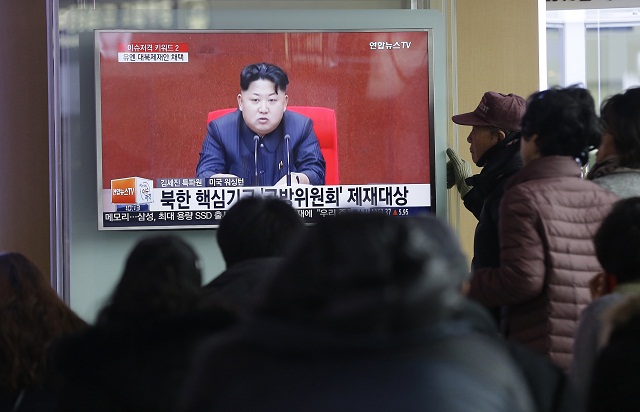 Ľudia sledujú televízne správy, kde ukazujú severokórejského lídra Kim Čong-una