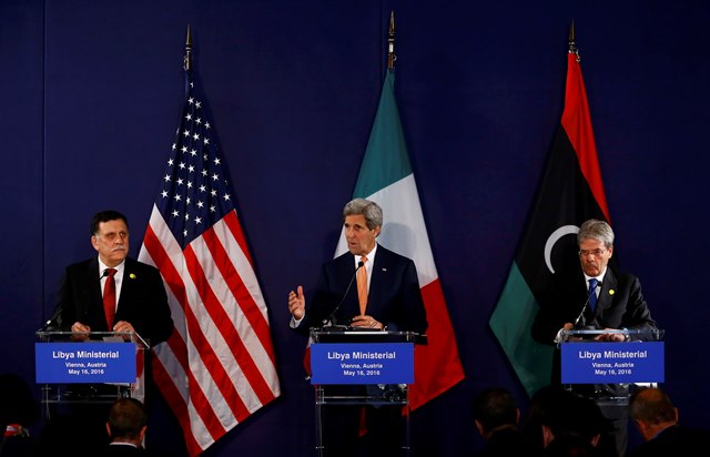 Na snímke americký minister zahraničných vecí John Kerry (v strede), šéf talianskej diplomacie Paolo Gentiloni (vpravo) a šéf líbyjskej novej vlády jednoty Fájiz Sarrádž (vľavo)