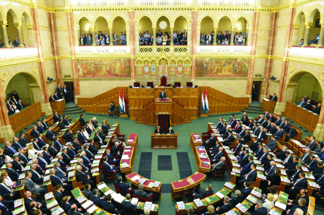 Na archívnej snímke poslanci maďarského parlamentu