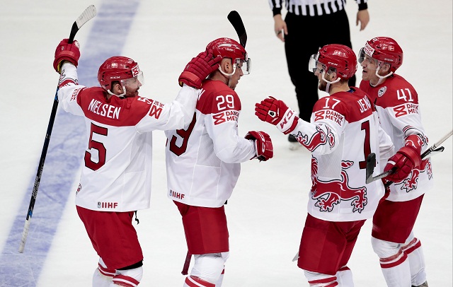 Dánski hokejisti sa tešia z tretieho gólu počas zápasu základnej A- skupiny Majstrovstiev sveta v ľadovom hokeji medzi Nórskom a Dánskom 7. mája 2016 v Moskve
