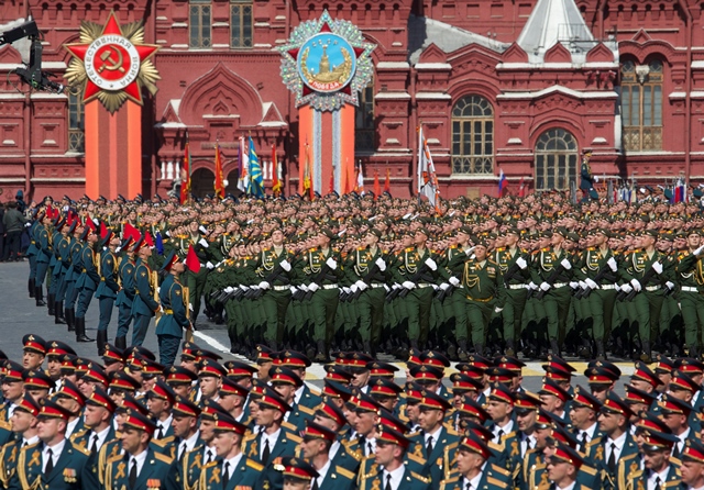Na snímke z roku 2015 ruskí vojaci pochodujú počas  jednej z najväčších vojenských prehliadok v ruských dejinách pri príležitosti osláv 70. výročia ukončenia druhej svetovej vojny v Európe a víťazstva ZSSR nad nacistickým Nemeckom na Červenom námestí v Moskv