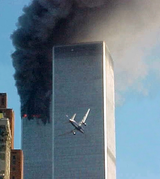 Na archívnej snímke z 11. septembra 2001 letí lietadlo smerom k jednému z dvoch mrakodrapov Svetového obchodného centra v New Yorku