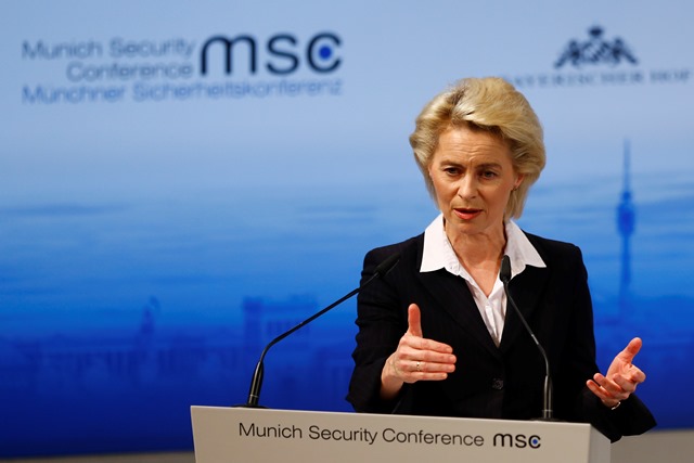 a snímke nemecká ministerka obrany Ursula von der Leyenová