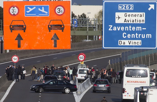 estujúci a autá stoja na zátarase na hlavnej ceste vedúcej k bruselskému letisku Zaventem 12. apríla 2016