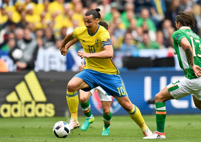 Švédsky hráč Zlatan Ibrahimovič uteká s loptou vo futbalovom zápase E-skupiny Írsko - Švédsko na ME 2016 vo futbale v Saint-Denise