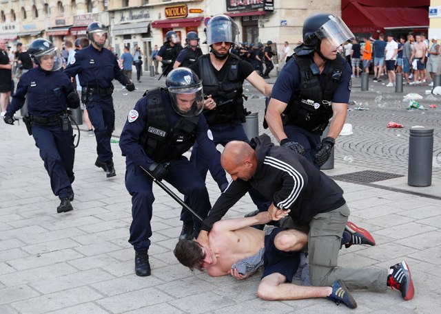 Na snímke francúzska polícia zatýka anglického fanúšika v centre Marseille 10. júna 2016