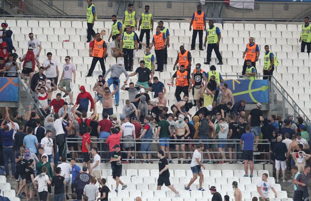 Na snímke stewardi sledujú ruských fanúšikov po zápase B-skupiny na majstrovstvách Európy medzi Anglickom a Ruskom 11. júna 2016 v Marseille