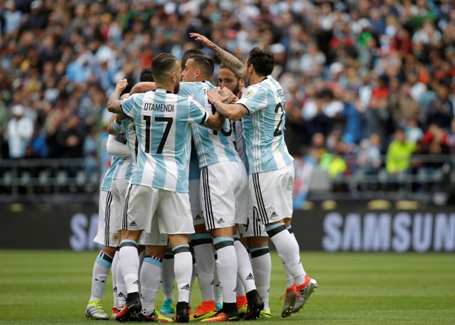 Na snímke hráči Argentíny oslavujú gól v zápase D-skupiny Copa America Argentína - Bolívia (3:0) v americkom Seattli