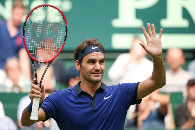 Švajčiarsky tenista Roger Federer sa teší z víťazstva 6:4, 7:6 proti Nemcovi Janovi-Lennardovi Struffovi v 1. kole na trávnatom turnaji ATP v Halle