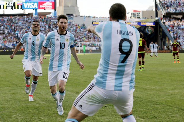 Na snímke argentínski futbalisti, zľava Gabriem Mercado, Lionel Messi a Gonzalo Higuain oslavujú gól v zápase štvrťfinále  Copa America Argentína - Venezuela (4:1)
