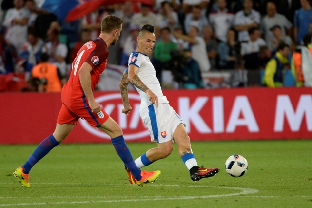 Na snímke vpravo Marek Hamšík (Slovensko) a Jordan Henderson (Anglicko) počas zápasu B-skupiny na majstrovstvách Európy vo futbale medzi Slovenskom a Anglickom