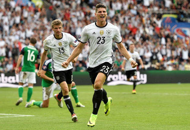 Nemecký futbalista Mario Gomez sa teší z gólu počas zápasu skupiny C medzi Severným Írskom a Nemeckom na majstrovstvách Európy vo futbale