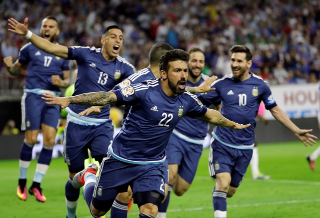 Argentínsky útočník Ezequiel Lavezzi (uprostred) sa teší po strelení gólu v semifinálovom zápase Copa America  USA - Argentína