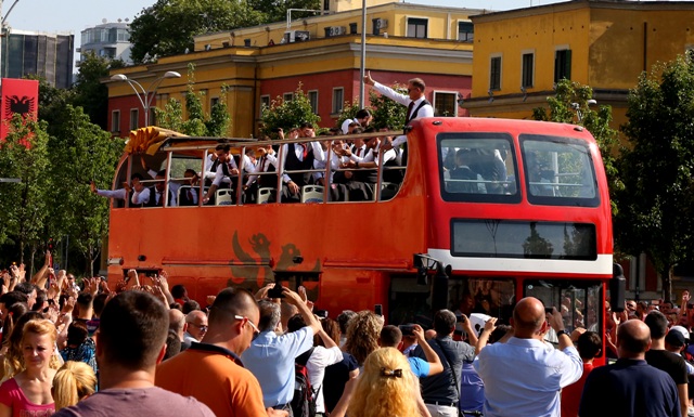 Na snímke hráči a realizačný tím jazdia v otvorenom autobuse v uliciach Tirany 23. júna 2016