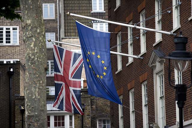 zástava EÚ, britská zástava Európsky dom v Londýne