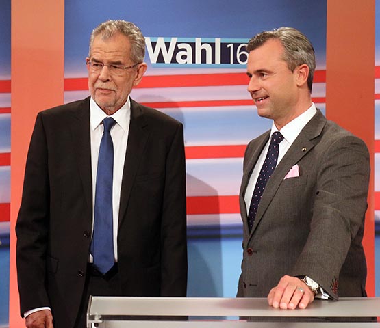  Na snímke kandidát pravicovej populistickej Slobodnej strany Rakúska (FPÖ) v prezidentských voľbách Norbert Hofer (vpravo) a  jeho súper, bývalý šéf rakúskych Zelených a víťaz prezidentských volieb Alexander Van der Bellen