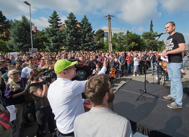Na snímke predseda SaS Richard Sulík (v zelenej šiltovke) a predseda strany OĽaNO-NOVA Igor Matovič (vpravo) počas protestného zhromaždenia občanov, ktoré pred obytným komplexom Bonaparte v Bratislave zorganizovala opozícia