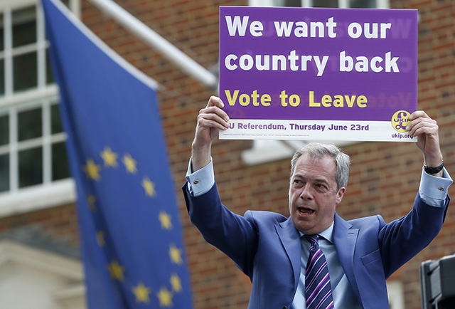 Líder protieurópskej strany UKip Nigel Farage drží plagát v rámci kampane proti zotrvaniu Británie v EÚ
