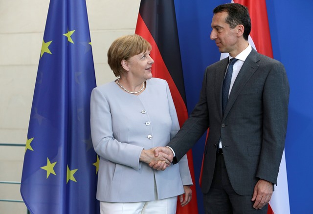 Na snímke nemecká kancelárka Angela Merkelová a rakúsky kancelár Christian Kern