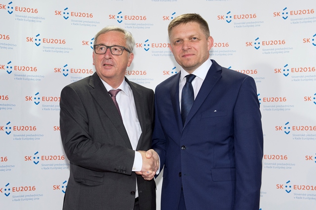 Na snímke predsedu Európskej  komisie Jeana-Claudea Junckera (vľavo) privítal na Bratislavskom hrade predseda vlády SR Robert Fico (vpravo)