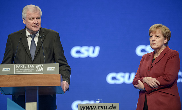 Nemecká kancelárka Angela Merkelová (vpravo) počúva prejav bavorského guvernéra Horsta  Seehofera na zjazde bavorskej Kresťansko-sociálnej únie (CSU) v Mníchove