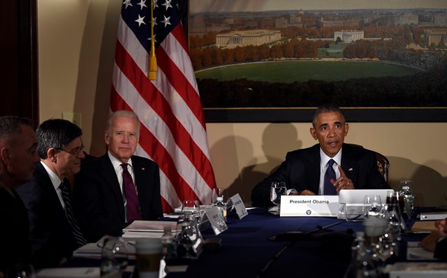 Na snímke  americký prezident Barack Obama (vpravo), viceprezident Joe Biden (v strede) a minister financií Jacob Lew (vľavo) počas zasadnutia Národnej bezpečnostnej rady ohľadne vyšetrovania masovej streľby v nočnom gay klube Pulse v americkom Orlande
