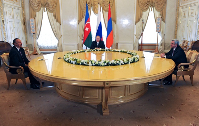 Na snímke ruský prezident Vladimir Putin (uprostred), azerbajdžanský prezident Ilham Alijev (vľavo) a arménsky prezident Serž Sargsjan