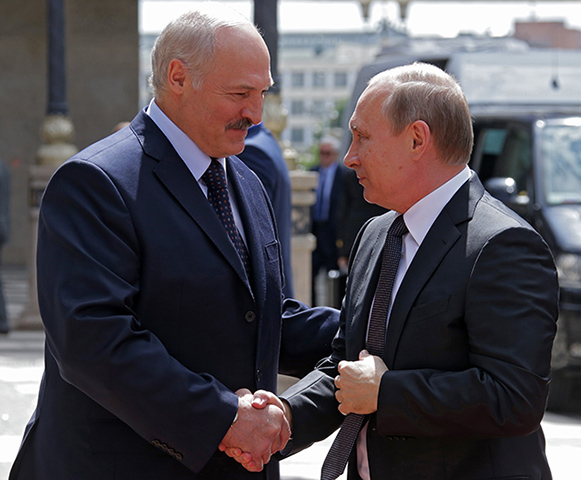 Ruský prezident Vladimir Putin (vpravo) a bieloruský prezident Alexander Lukašenko