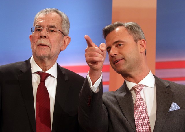 Na snímke kandidát pravicovej populistickej Slobodnej strany Rakúska (FPÖ) v prezidentských voľbách Norbert Hofer (vpravo) a jeho súper, bývalý šéf rakúskych Zelených Alexander Van der Bellen