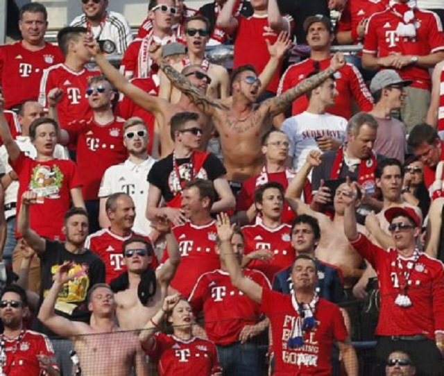 Skandujúci fanúšikovia Bayernu Mníchov