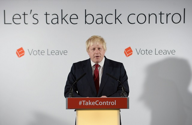 Bývalý londýnsky starosta a hlavný hráč tábora za brexit Boris Johnson počas tlačovej konferencie v Londýne 24. júna 2016