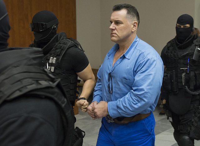 Na snímke Mikuláš Černák prichádza na súdne pojednávanie v sprievode justičnej stráže 27. júna 2016 v Bratislave