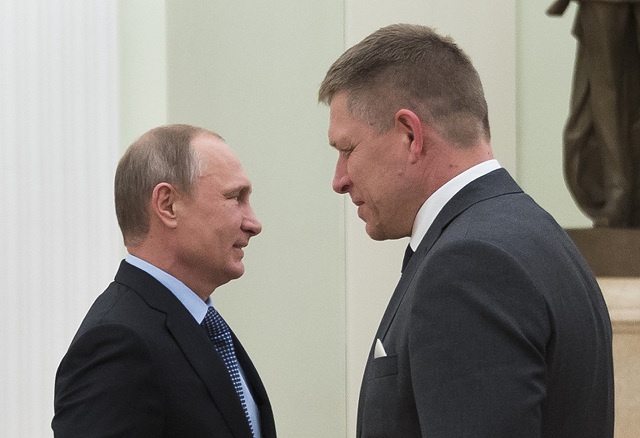 Na archívnej snímke ruský prezident Vladimir Putin (vľavo) a slovenský premiér Robert Fico