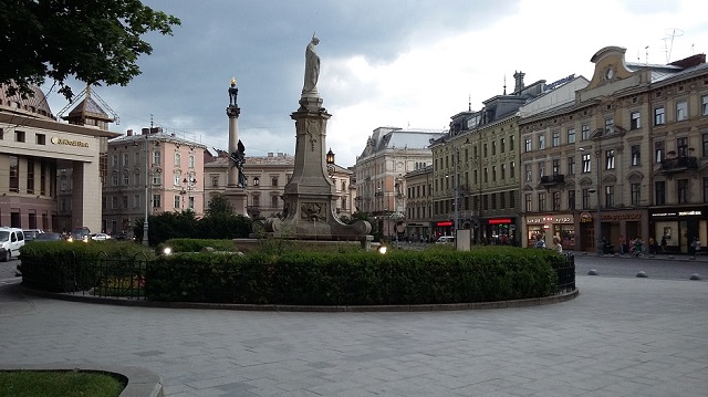 Na snímke hlavné námestie v Ľvove