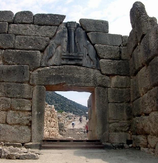 Známa staroveká Levia brána z gréckych Mykén s náznakom mohutných hradieb