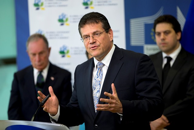 Na snímke podpredseda Európskej komisie pre Energetickú úniu Maroš Šefčovič (v strede)