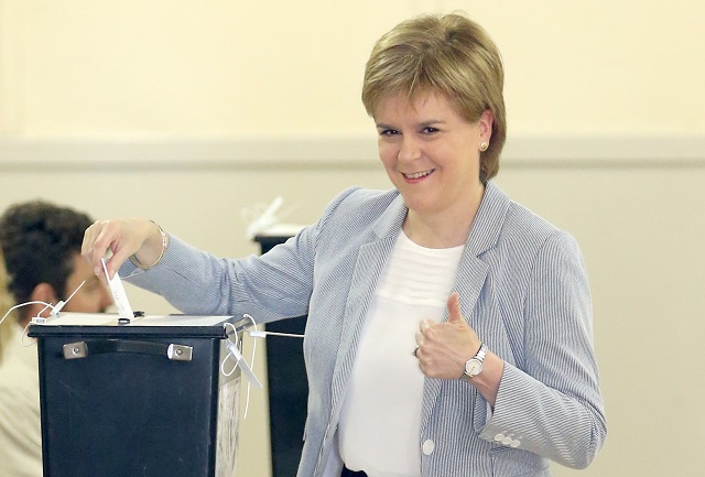 Škótska predsedníčka vlády Nicola Sturgeonová vhadzuje svoj hlas v historickom referende o členstve Británie v Európskej únii v Glasgowe