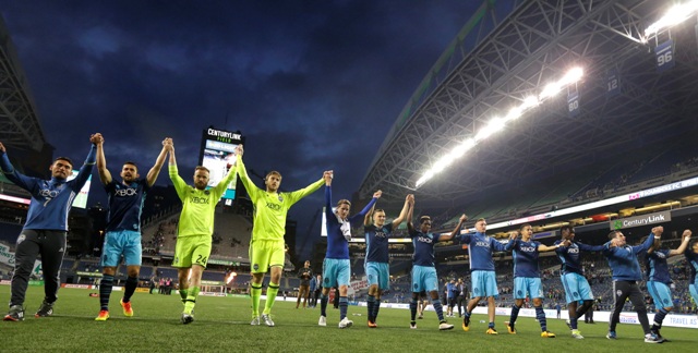 Futbalisti amerického klubu Seattle Sounders sa tešia po výhre 3:0 v prípravnom zápase  nad anglickým družstvom West Ham United v americkom meste Seattle