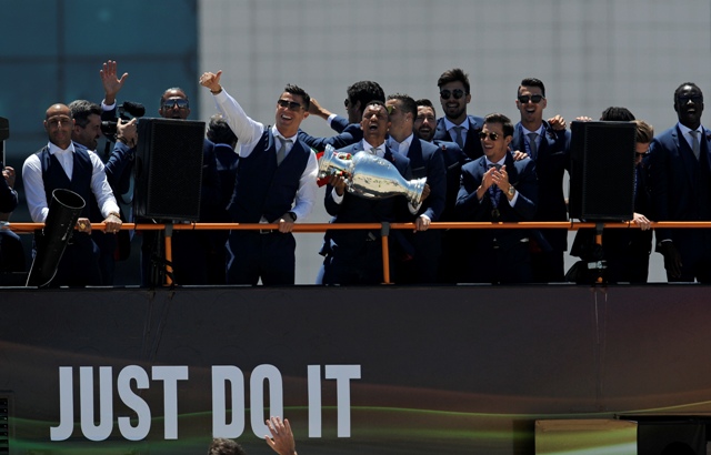 Portugalský futbalista Nani zdvíha pohárovú trofej majstrov Európy, v popredí zľava spoluhráči Ricardo Quaresma, Bruno Alves a Cristiano Ronaldo, po prílete na letisko v Lisabone