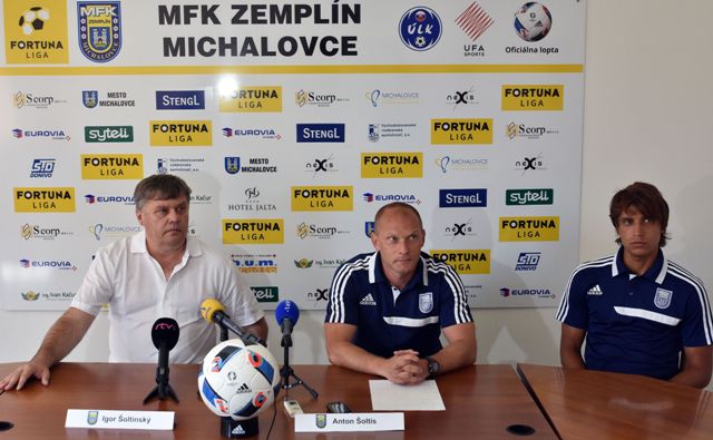 Na snímke zľava prezident klubu Igor Šoltinský, tréner Anton Šoltis a kapitán mužstva Tomáš Sedlák