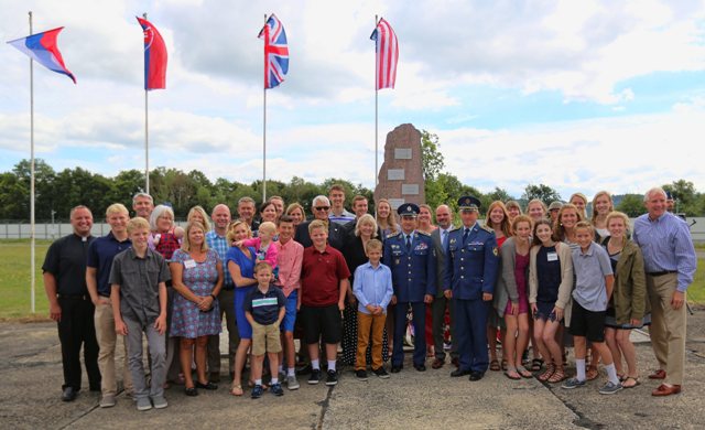Účastníci pietnej spomienky na počesť personálu amerických špeciálnych síl (OAS), ktoré sa zúčastnili v Slovenskom národnom povstaní