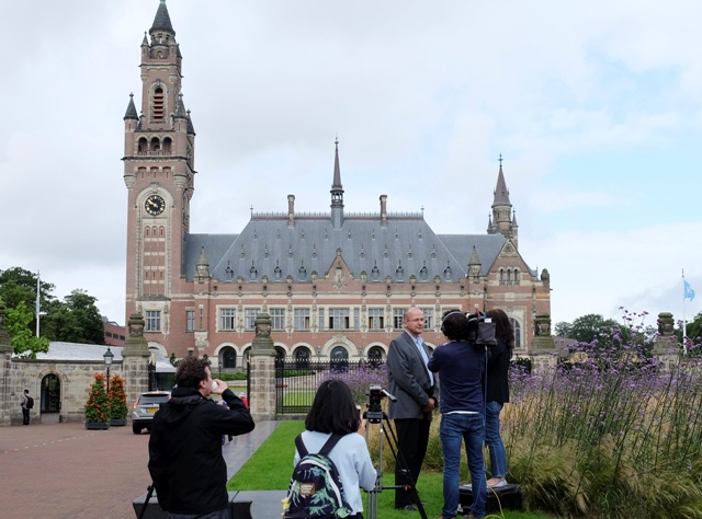Novinári sa zhromaždili pred Palácom mieru - sídlom Medzinárodného súdneho dvora - v holandskom Haagu v utorok 12. júla 2016. Medzinárodný súd v holandskom Haagu odmietol rozsiahle územné nároky Pekingu v oblasti Juhočínskeho mora