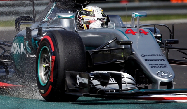 Na snímke britský pilot formuly 1 Lewis Hamilton na Mercedese