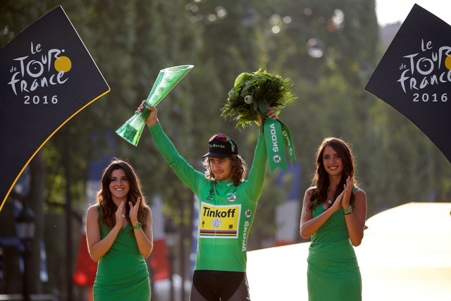 Na snímke slovenský cyklista Peter Sagan oslavuje piate celkové víťazstvo v bodovacej súťaži po záverečnej 21. etape 103. ročníka medzinárodných etapových pretekov Tour de France v Paríži 