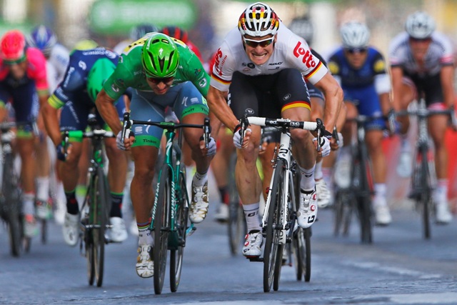 Na snímke vľavo slovenský cyklista Peter Sagan finišuje na druhom mieste za víťazom Andreiom Greipelom z Nemecka (vpravo) v  záverečnej 21. etape pretekov Tour de France z Chantilly do Paríža