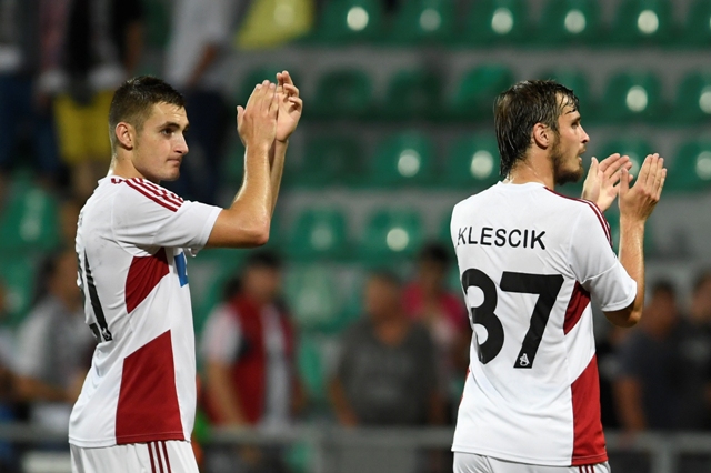 Na snímke vľavo Matúš Bero a Peter Kleščík (obaja Trenčín) ďakujú divákom po prvom zápase 3. predkola futbalovej Ligy majstrov AS Trenčín - Legia Varšava