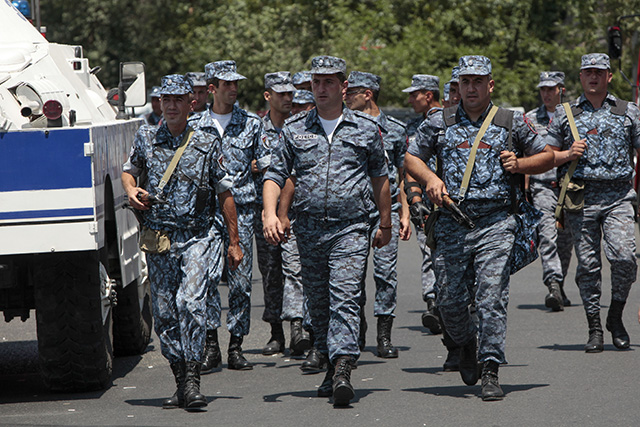 Arménski policajti a špeciálne jednotky strážia okolie policajnej stanice 