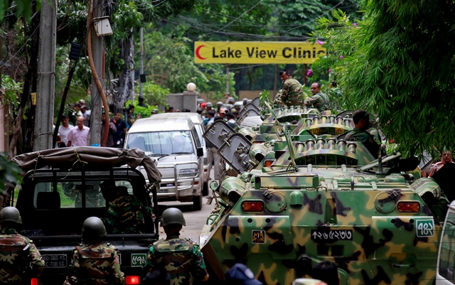 Na snímke príslušníci bangléšskych bezpečnostných zložiek prichádzajú na obrnených vozidlách po útoku teroristov